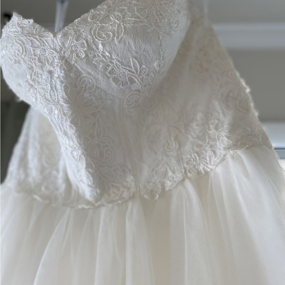 David’s Bridal Gown Wedding Dress Lace Corset Tulle Princess style size 2 ivory - Picture 8 of 16